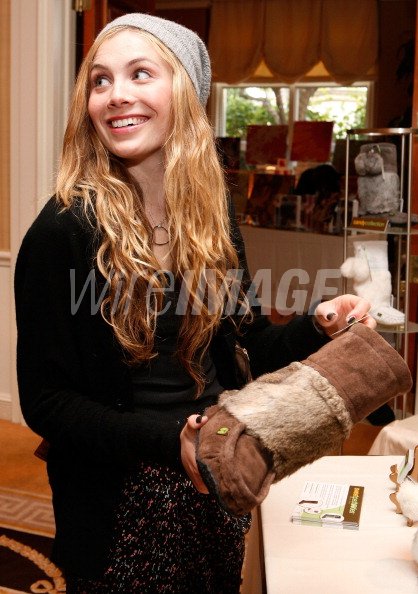 skål Peru Urter Actress Alex McKenna holds boot from Sweet Pedtooties the Oh Canada... |  WireImage | 117060499