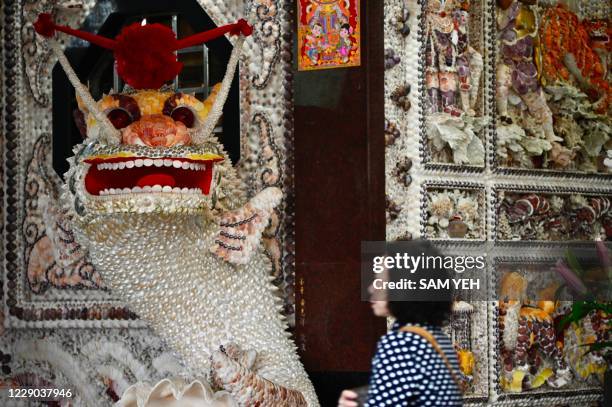 Ji Gong: Düzenbaz Keşiş 14 a woman visits the taoist fufudingshan shell and coral temple completed in 1998 to consecrate