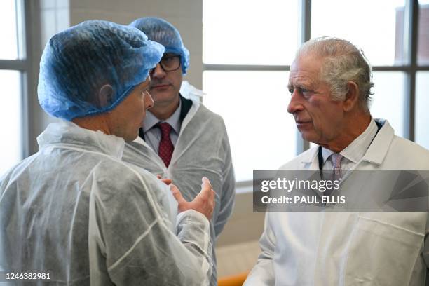 REYES CARLOS III Y CAMILLA - Página 2 Britains-king-charles-iii-speaks-to-staff-on-the-cornflakes-production-line-during-a-visit-to