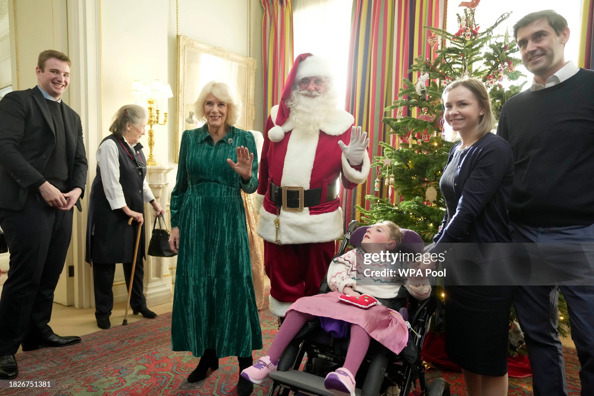 REYES CARLOS III Y CAMILLA - Página 6 London-england-britains-queen-camilla-poses-with-a-man-dressed-as-father-christmas-as-she