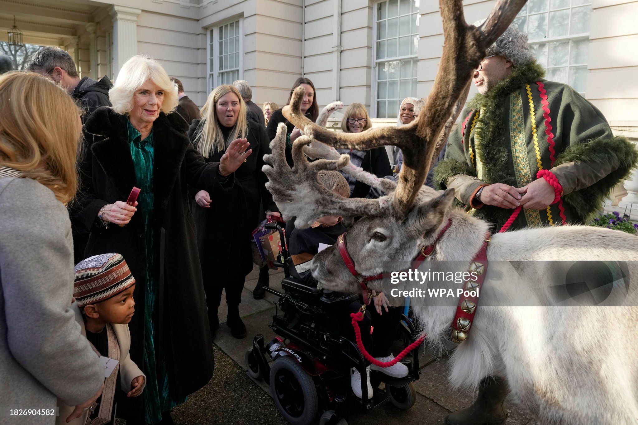REYES CARLOS III Y CAMILLA - Página 6 London-england-britains-queen-camilla-greets-a-reindeer-after-she-invited-children-supported