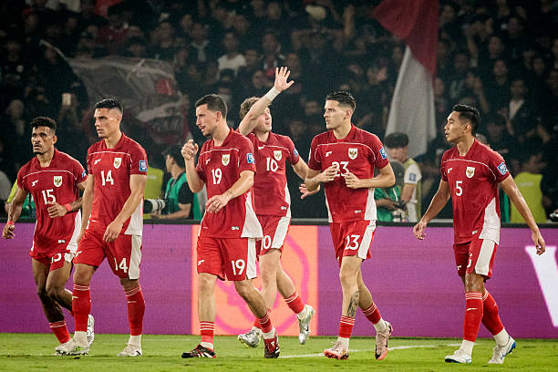 Romenij vẫy tay chào khán giả sau khi ghi bàn thắng quan trọng.