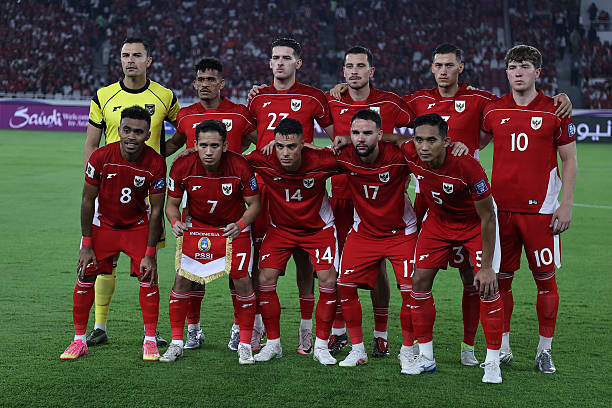 Đội hình Indonesia với nhiều cầu thủ nhập tịch trước giờ bóng lăn.