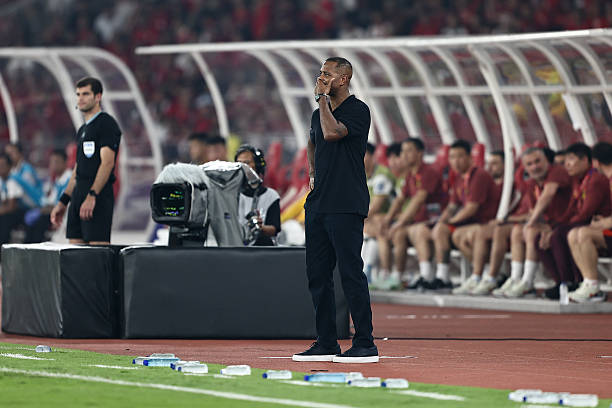 HLV Patrick Kluivert ăn mừng chiến thắng quan trọng.
