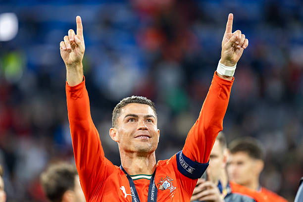 Cristiano Ronaldo ăn mừng chiến thắng cùng đội tuyển Bồ Đào Nha