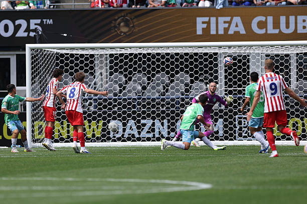 Khoảnh khắc Pablo Barrios sút tung lưới Seattle Sounders