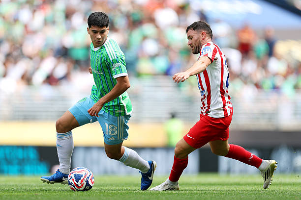 Obed Vargas nỗ lực tấn công trong trận gặp Atletico Madrid