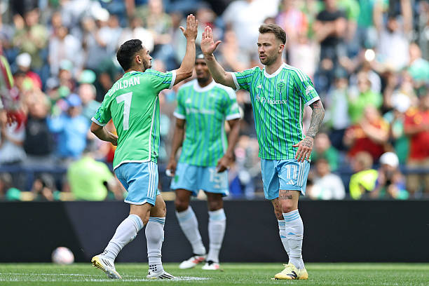 Albert Rusnak rút ngắn tỷ số xuống 1-2 cho Seattle