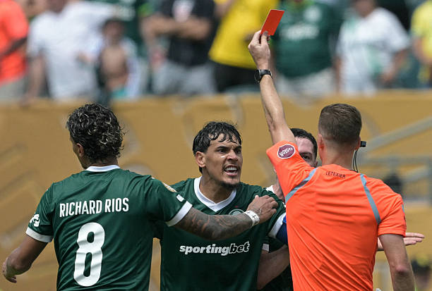 Gustavo Gomez nhận thẻ đỏ rời sân, Palmeiras chơi thiếu người