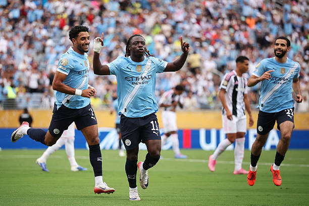 Jeremy Doku ăn mừng bàn thắng, Man City thể hiện sức mạnh tuyệt đối tại vòng bảng.