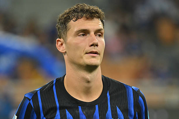 Benjamin Pavard trong màu áo Inter Milan, chuẩn bị cho một trận đấu căng thẳng