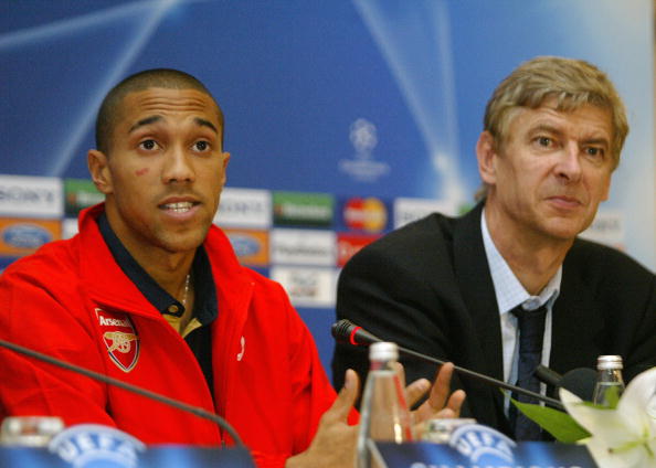 Arsenal's Gael Clichy (L) and coach Arse : News Photo