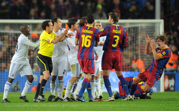 Barcelona's captain Carles Puyol (R) rea : News Photo