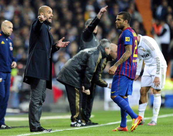 Barcelona's coach Josep Guardiola (L) ge : News Photo