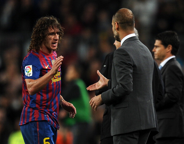 Barcelona's coach Josep Guardiola (R) sh : News Photo