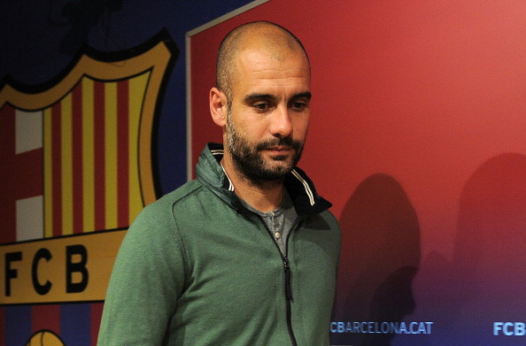 FC Barcelona's coach Pep Guardiola gives : News Photo