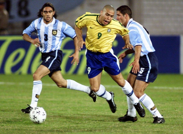 Brazil&#039;s Ronaldo (C) is tackled by Argen : News Photo