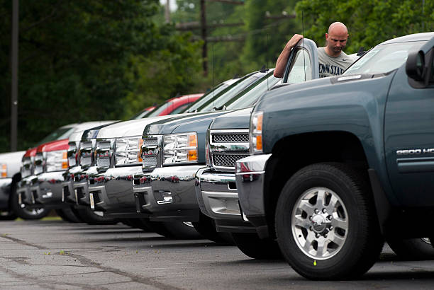 Chevrolet Dealers Columbus Ohio >> Photos Et Images De Customers Shop For Cars At A Chevrolet Chevrolet Dealers Columbus Ohio >> Photos Et Images De Customers Shop For Cars At A Chevrolet