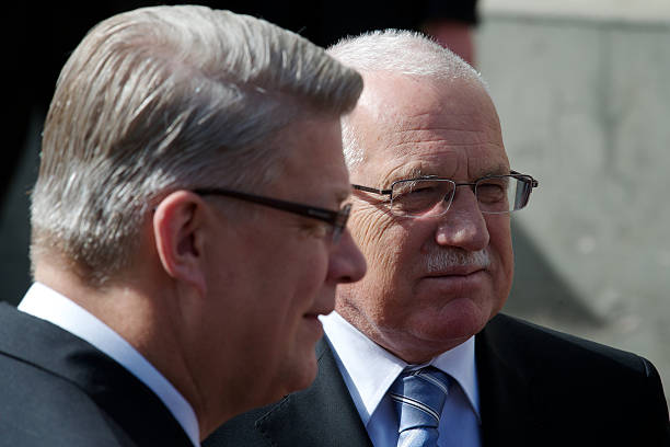 Czech President Vaclav Klaus (R) and his Latvian counterpart Valdis Zatlers (R) review an honor guard on 20 May, 2010 before their meeting in Riga.