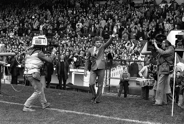 Football. Manchester, England. 3rd October 1981. Manchester United 5 v Wolverhampton Wanderers 0. Manchester United's new signing Bryan Robson waves to the crowd as he completes his ?1.5 million transfer to Old Trafford from West Bromwich Albion before th : News Photo
