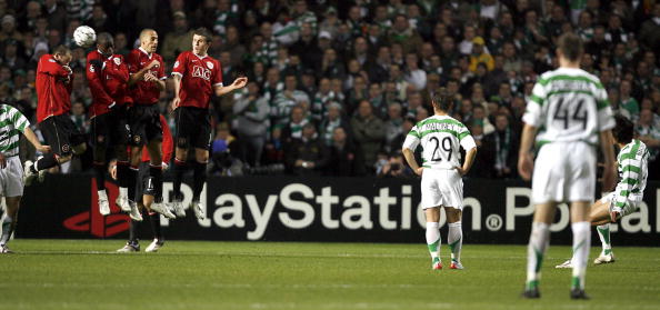 Celtic's Shunsuke Nakamura (R) scores ag : News Photo