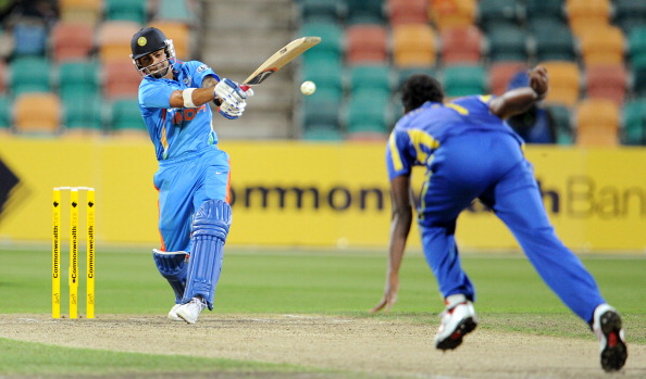Indian batsman Virat Kohli (L) pulls a b : News Photo