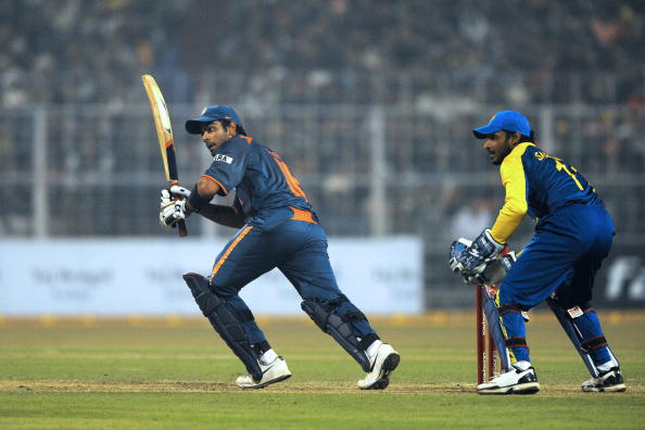 Indian cricketer Virat Kohli (L) is watc : News Photo