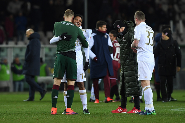 joe-hart-of-fc-torino-salutes-carlos-bacca-of-ac-milan-at-the-end-of-picture-id631837818
