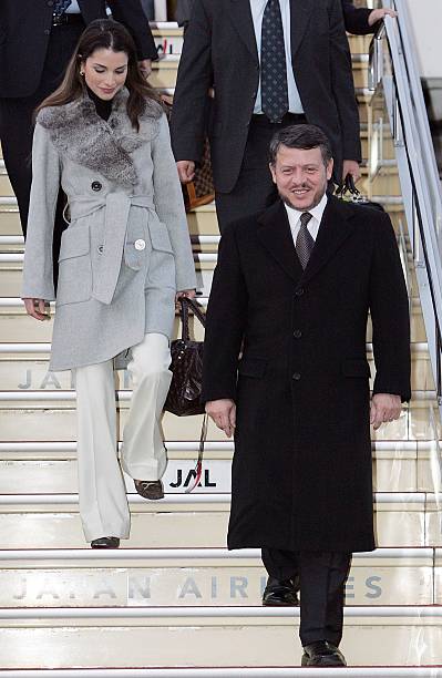 jordans-king-abdullah-ii-and-queen-rania-arrive-at-the-tokyo-airport-picture-id72854275
