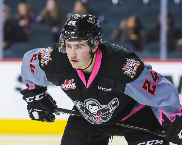 luke-coleman-of-the-calgary-hitmen-in-action-against-the-everett-a-picture-id859392956?k=6&m=859392956&s=612x612&w=0&h=iO0Nm1HPdWATdTZpHU9OdtkaYMUzNU1jYYw1YcvGVXw=