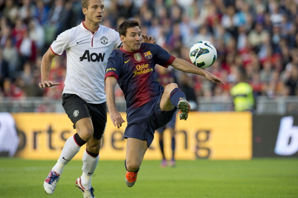 Manchester United's Nemanja Vidic (L) vi : News Photo