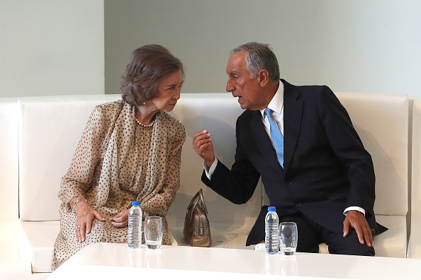 portuguese-president-marcelo-rebelo-de-sousa-with-her-majesty-queen-picture-id849534214
