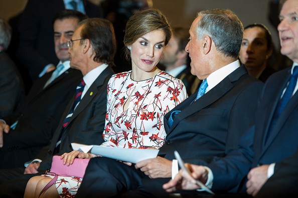 queen-letizia-of-spain-speaks-with-the-portuguese-president-marcelo-picture-id656819640