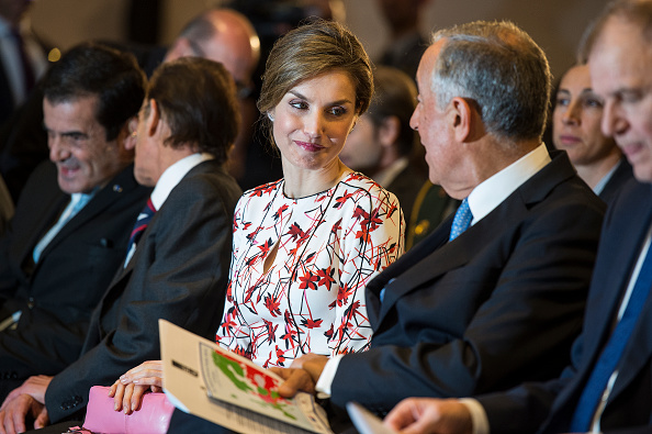 queen-letizia-of-spain-speaks-with-the-portuguese-president-marcelo-picture-id656819648