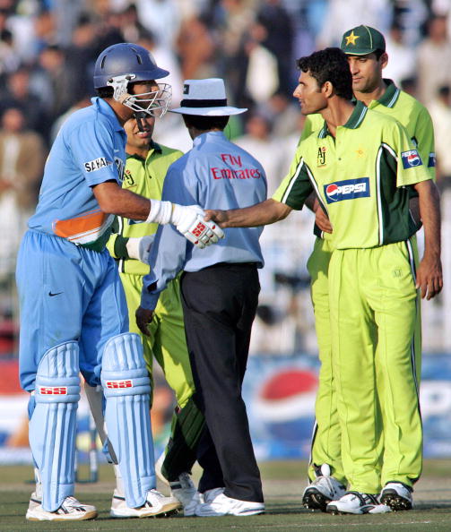 Pakistan cricketer Abdul Razzaq (R) shak : News Photo