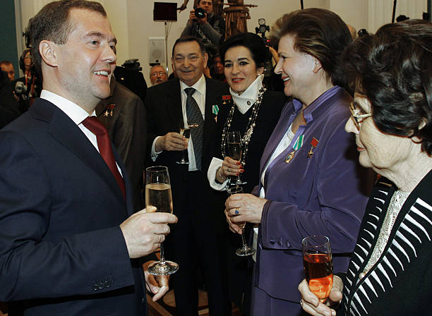 Parole libre - Page 3 Russian-president-dmitry-medvedev-speaks-with-soviet-cosmonaut-yuri-picture-id112130067?k=6&m=112130067&s=612x612&w=0&h=zwgtSYSbSXZPn2aFK-xF3JzcsElGGNRNsHw4DseeTMY=