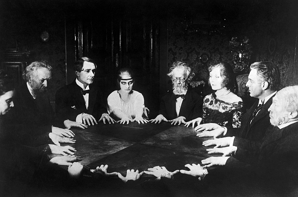 Séance-Szene aus Fritz Langs Stummfilm