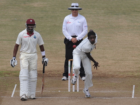 Sri Lankan cricketer Ajantha Mendis (R) : News Photo