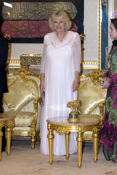 the-duchess-of-cornwall-attends-a-banquet-at-the-istana-nurul-iman-picture-id158085532