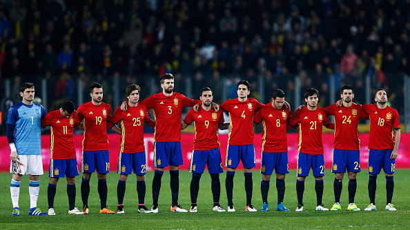 Hilo de la selección de España (selección española) The-teams-of-spain-and-romania-stop-for-a-minutes-silence-to-remember-picture-id518008050?k=6&m=518008050&s=594x594&w=0&h=Uk8Jpc6DaVMZ2OBTCp2i1zMYPuUmTYdxHAy74wdUbg4=