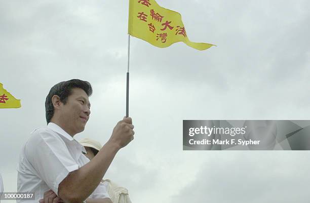 Chang Jen Yeu holds a sign that reads "Falun Dafa" in Taiwaneese. Yeu came from Hualien, Taiwan to join in the Falun Dafa March.