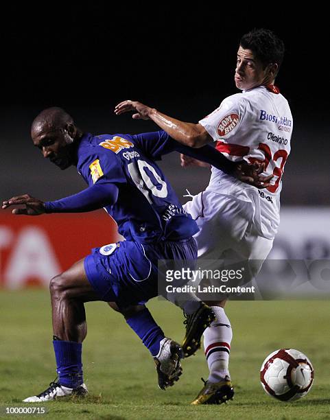 Cicinho of Sao Paulo fights for the ball with player of Cruzeiro during a match as part of the Libertadores Cup 2010 on May 19, 2010 in Sao Paulo,...