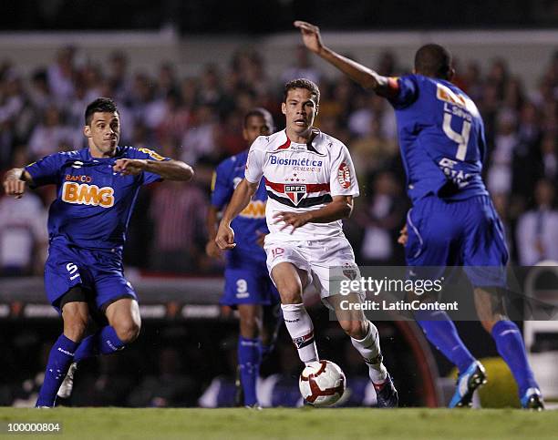 Hernanes of Sao Paulo fights for the ball with players of Cruzeiro during a match as part of the Libertadores Cup 2010 on May 19, 2010 in Sao Paulo,...