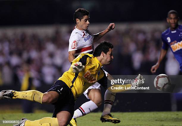 Cicinho of Sao Paulo fights for the ball with goalkeeper Fabio of Cruzeiro during a match as part of the Libertadores Cup 2010 on May 19, 2010 in Sao...