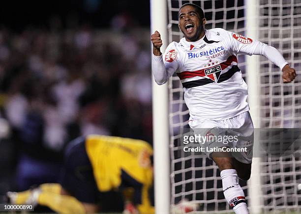Junior Cesar of Sao Paulo celebrates a scored goal against Cruzeiro during a match as part of the Libertadores Cup 2010 on May 19, 2010 in Sao Paulo,...