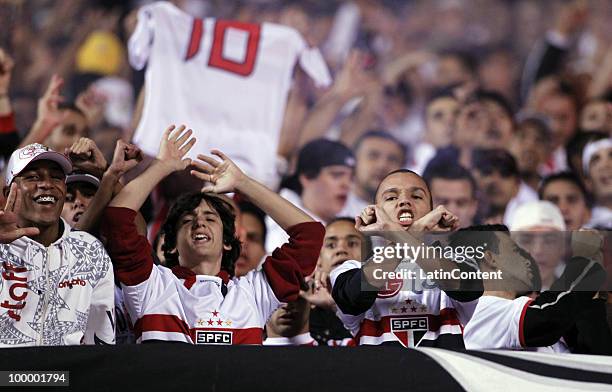 Supporters of Sao Paulo cheer their team during a match against Cruzeiro as part of the Libertadores Cup 2010 at Morumbi Stadium on May 19, 2010 in...