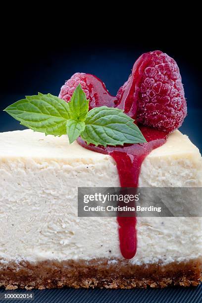 new york style cheesecake - raspberry coulis stock pictures, royalty-free photos & images