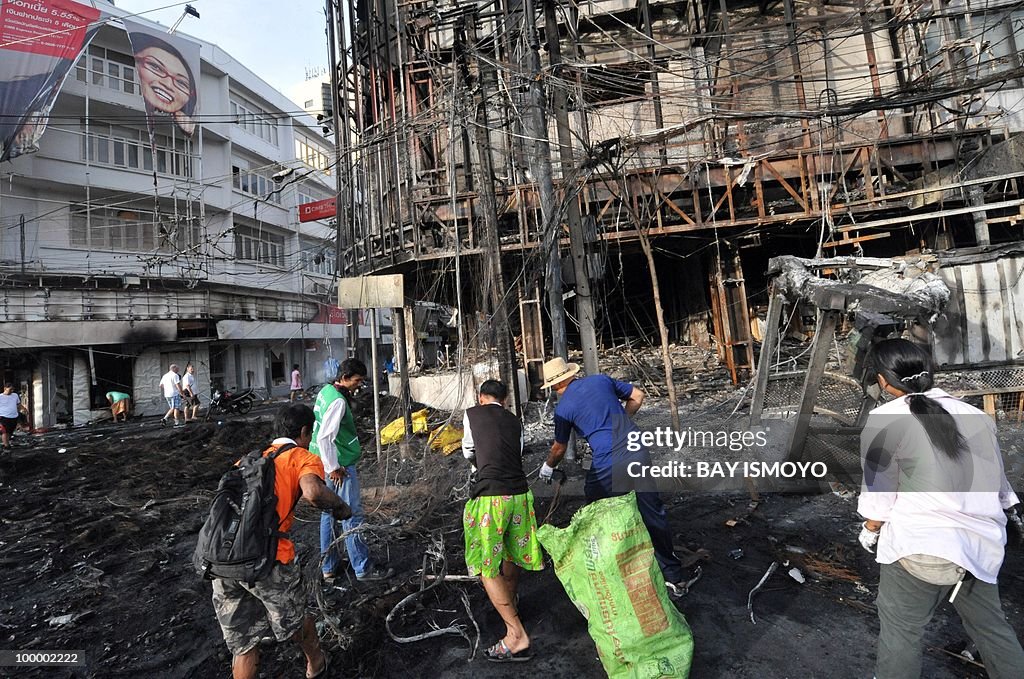 People scavenge for electric wires on Ra