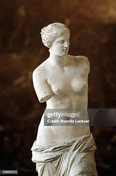 venus de milo at the louvre in paris - statua di venere di milo foto e immagini stock