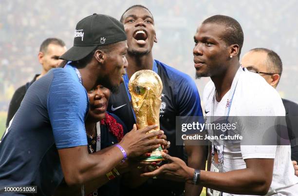 Paul Pogba of France celebrates the victory with his mother Yeo Pogba and his brothers Florentin Pogba, Mathias Pogba following the 2018 FIFA World...